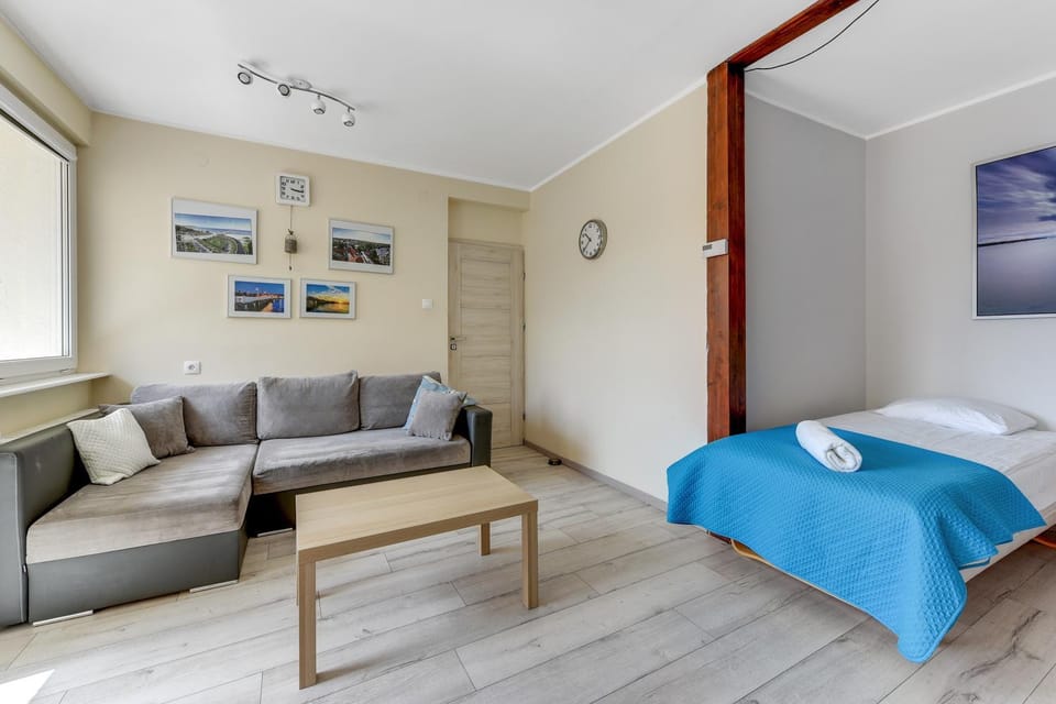 Bed, Living room, Photo of the whole room, Decorative detail, Seating area, Area and facilities, towels