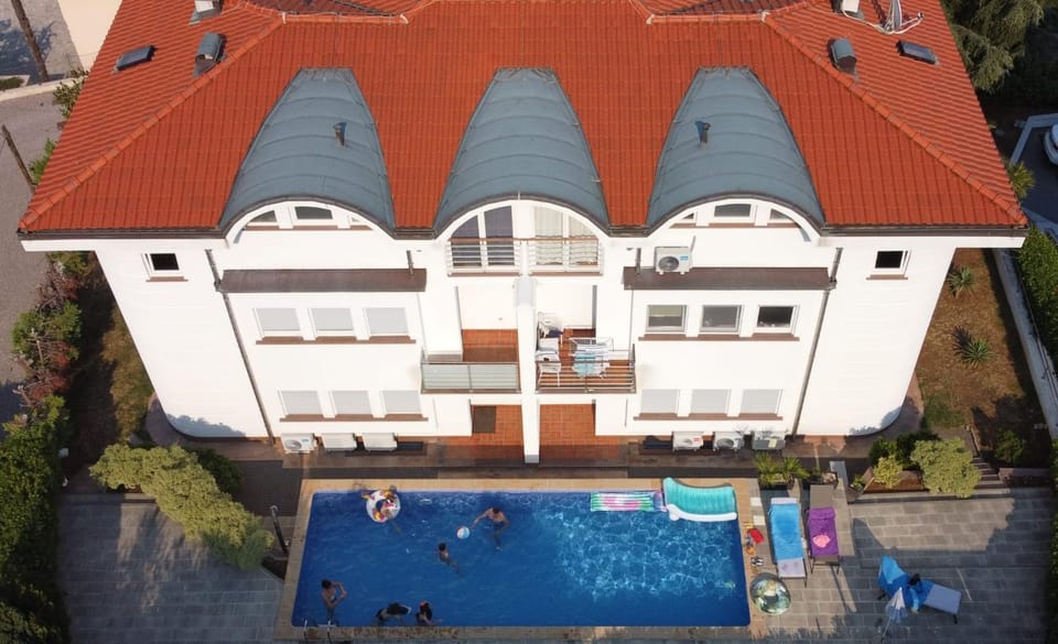 Property building, Day, Bird's eye view, Pool view, Swimming pool, sunbed