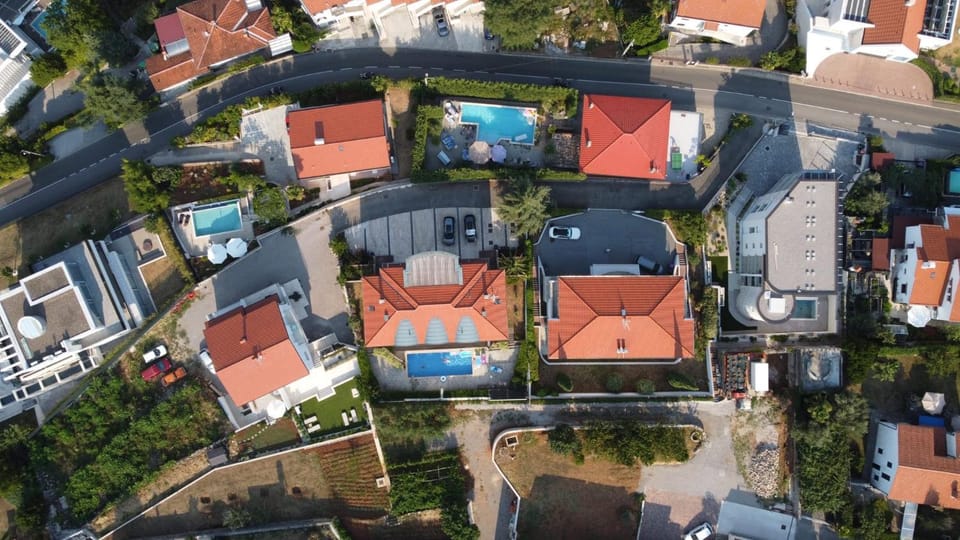 Property building, Neighbourhood, Bird's eye view, Pool view, Swimming pool