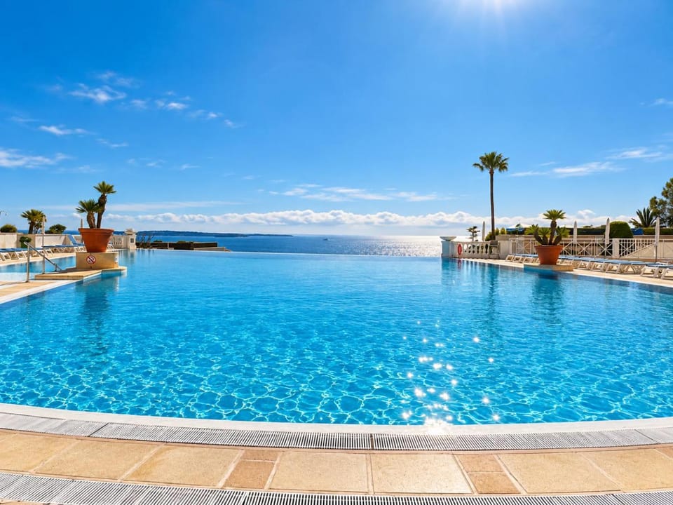 Un Studio de Charme Vue Mer & Piscine d'Exception Apartment in Cannes