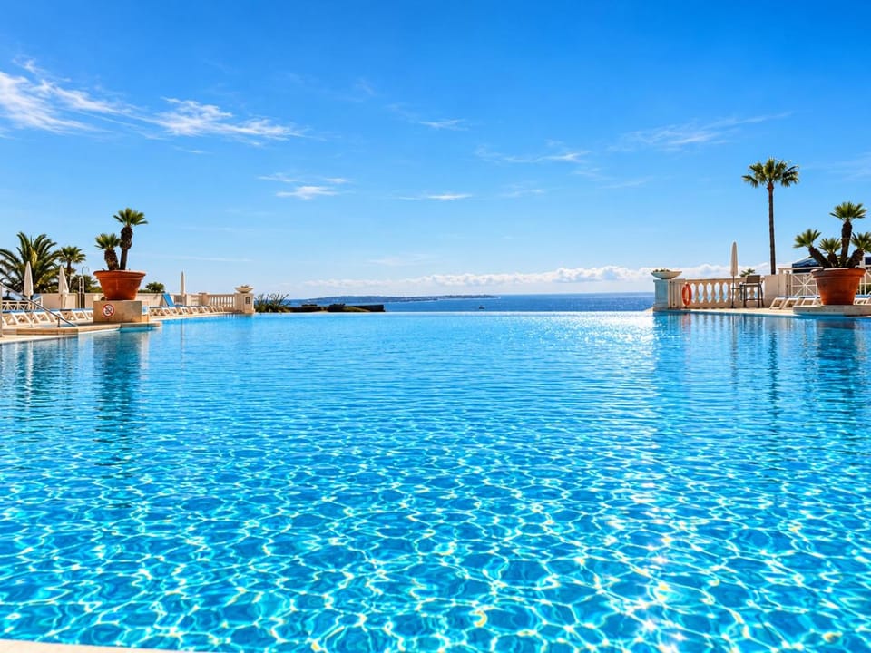 Un Studio de Charme Vue Mer & Piscine d'Exception Apartment in Cannes