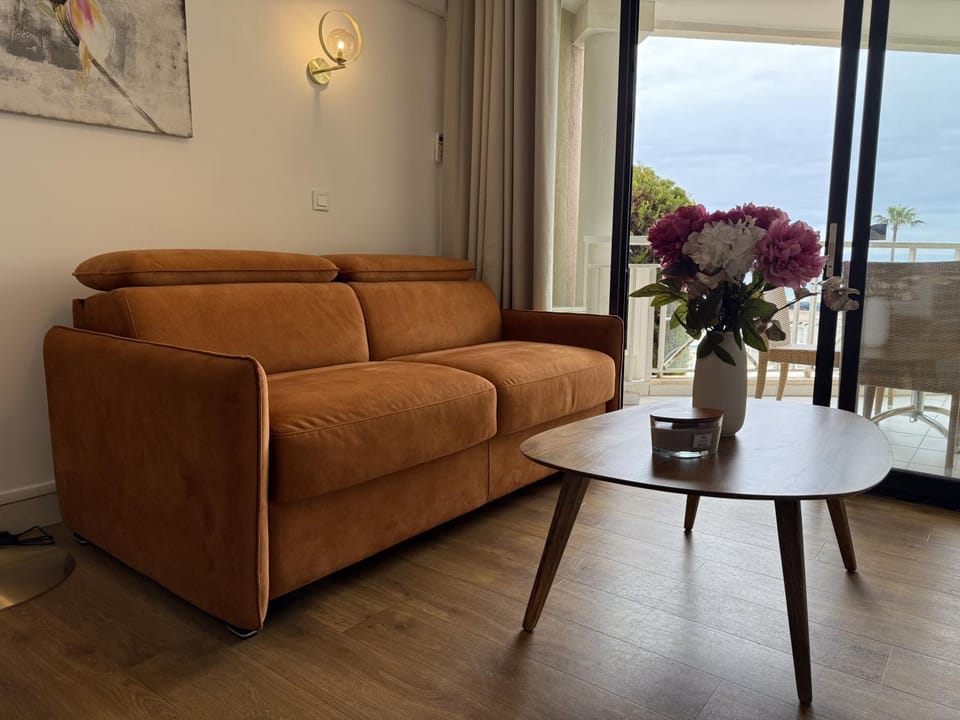 Un Studio de Charme Vue Mer & Piscine d'Exception Apartment in Cannes