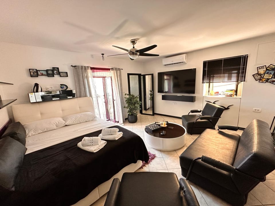 Communal lounge/ TV room, TV and multimedia, Living room, Seating area, Evening entertainment