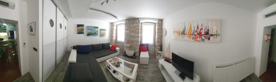TV and multimedia, Living room, Seating area, wardrobe