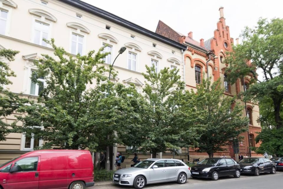 Property building, Neighbourhood, Location
