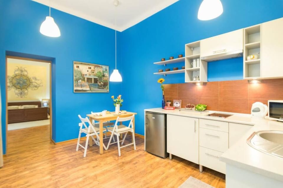 Kitchen or kitchenette, Dining area