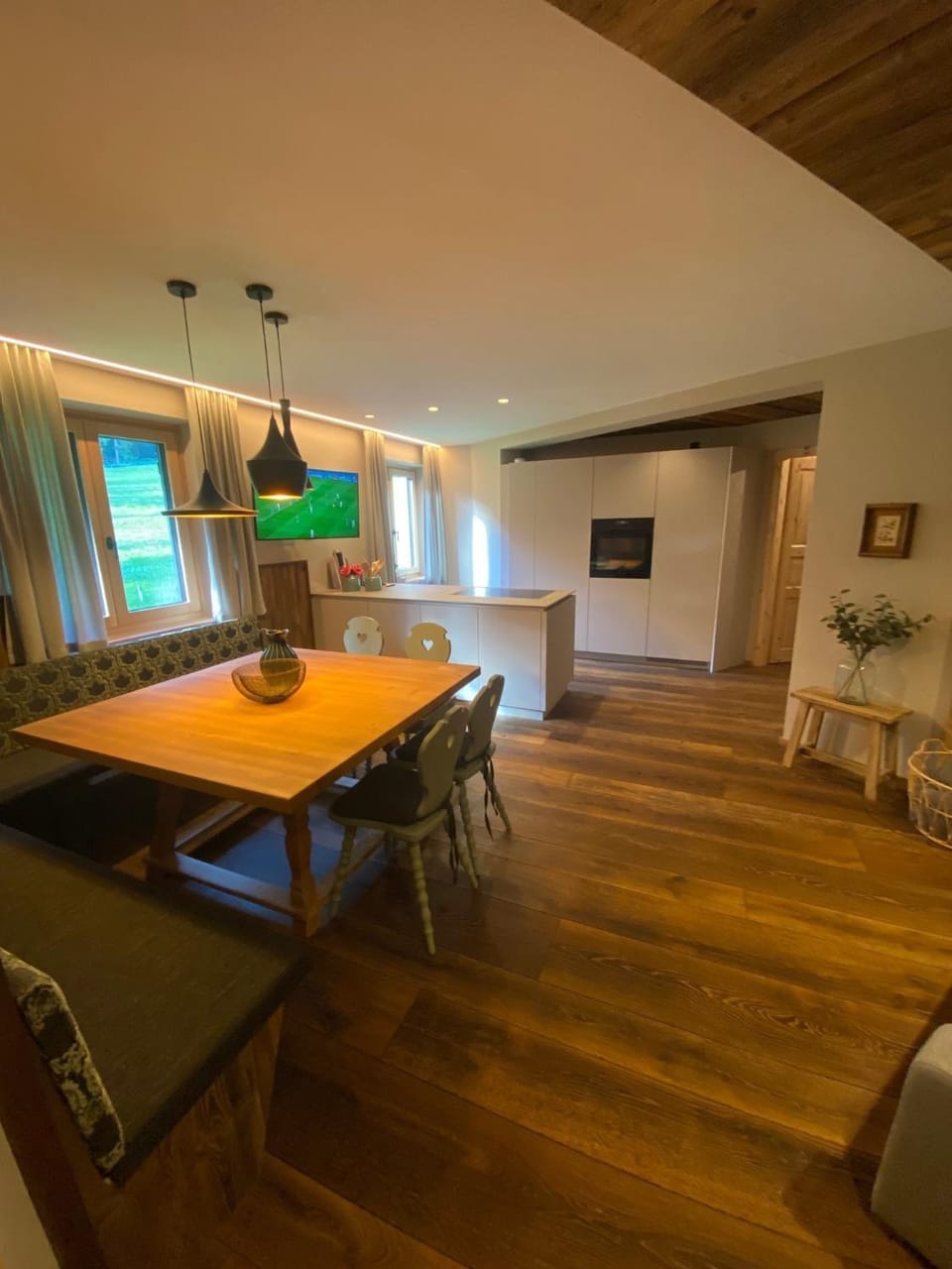Kitchen or kitchenette, Living room, Seating area, Dining area