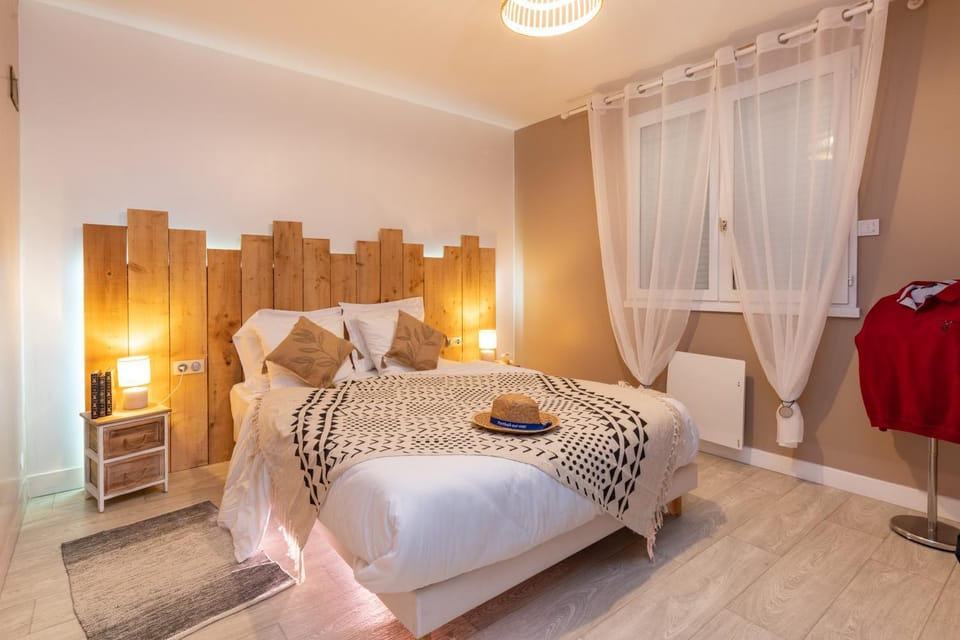 Bed, Bedroom, towels