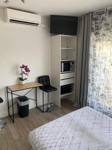 Kitchen or kitchenette, hair dresser, wardrobe, air conditioner