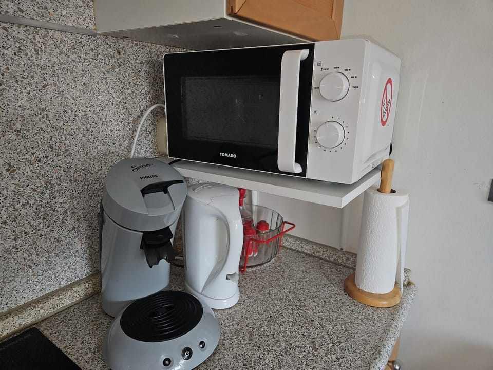 Coffee/tea facilities, microwave