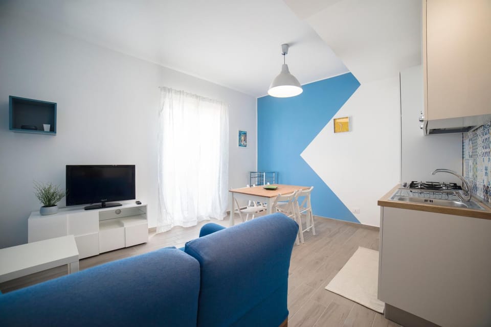 TV and multimedia, Kitchen or kitchenette, Living room, Dining area, stove