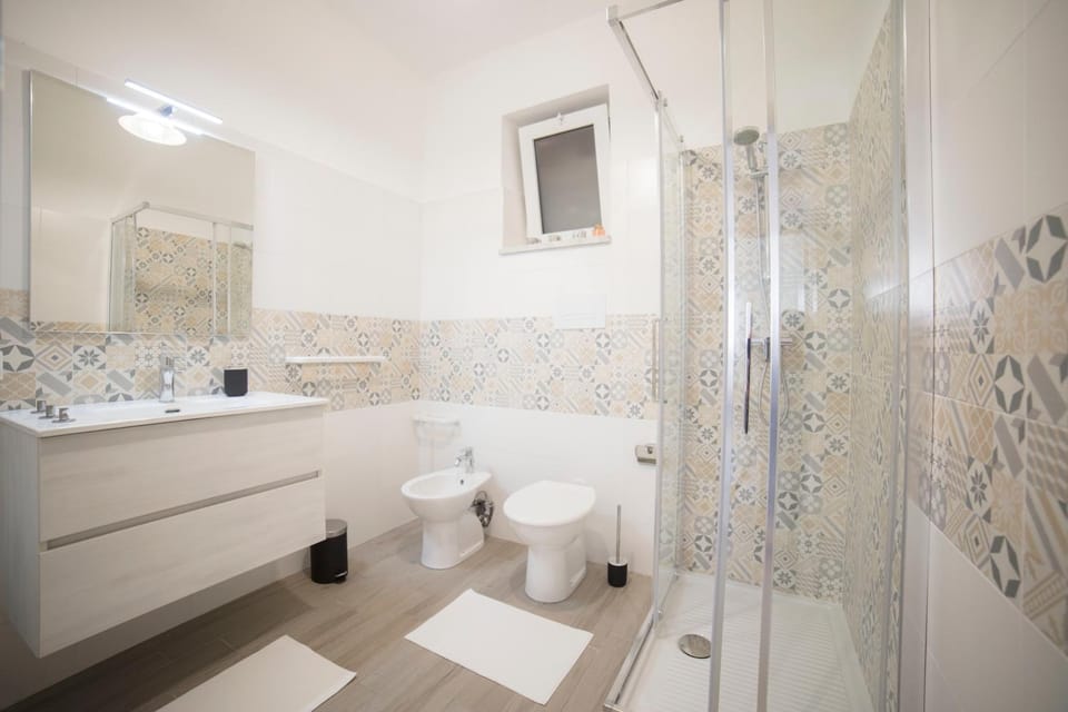 Shower, Toilet, Bathroom, bidet, towels