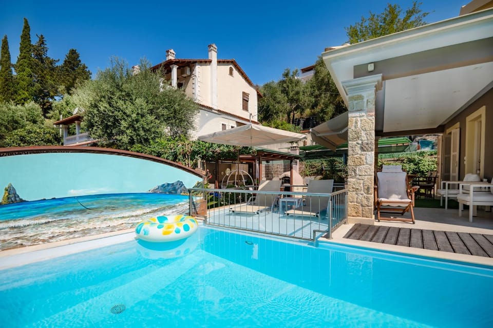 Patio, Day, Swimming pool