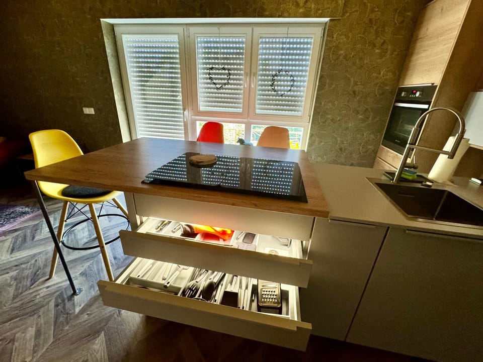 Coffee/tea facilities, Kitchen or kitchenette, Dining area