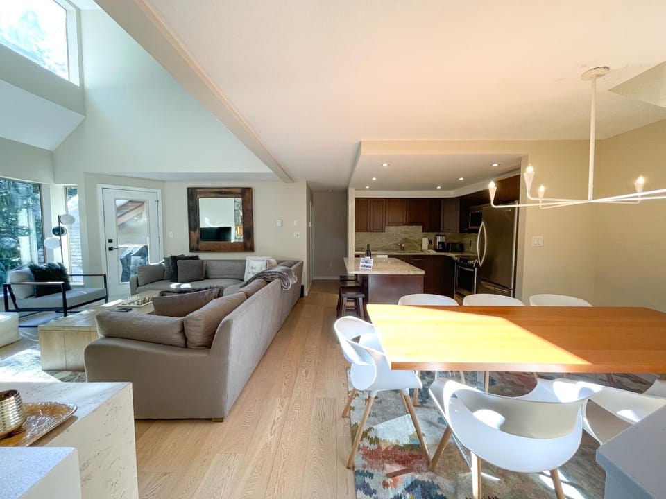 TV and multimedia, Kitchen or kitchenette, Living room, Seating area, Dining area