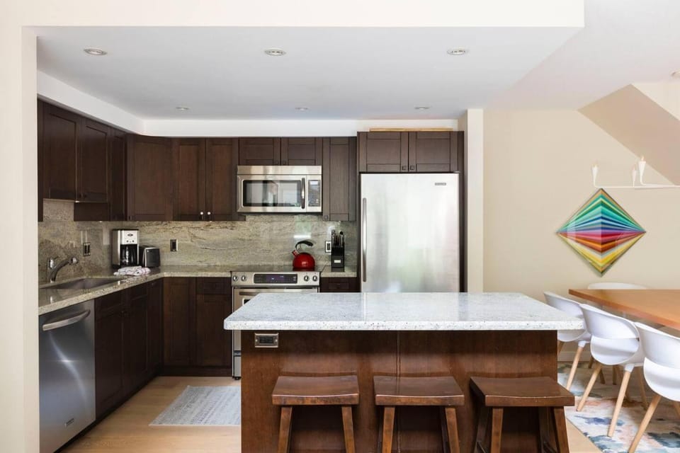 Kitchen or kitchenette, Dining area, oven