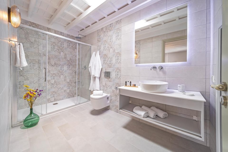 Shower, Toilet, Bathroom, towels