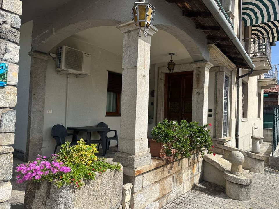 Property building, Patio, Facade/entrance