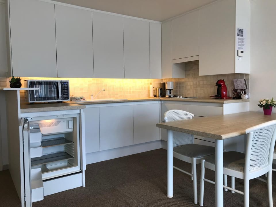 Coffee/tea facilities, Kitchen or kitchenette, Dining area