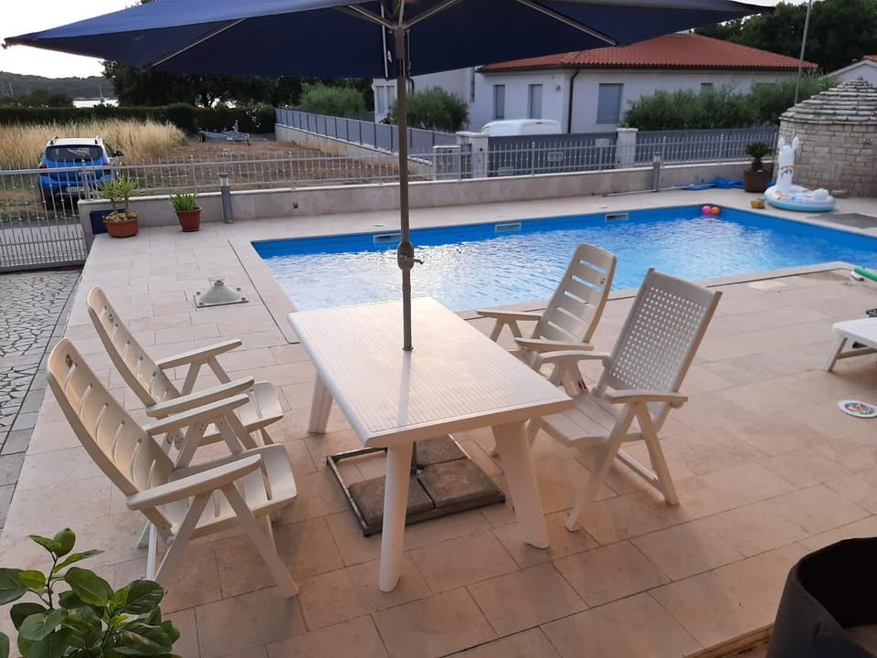Nice, cosy studio apartment with shared outdoor pool Apartment in Banjole