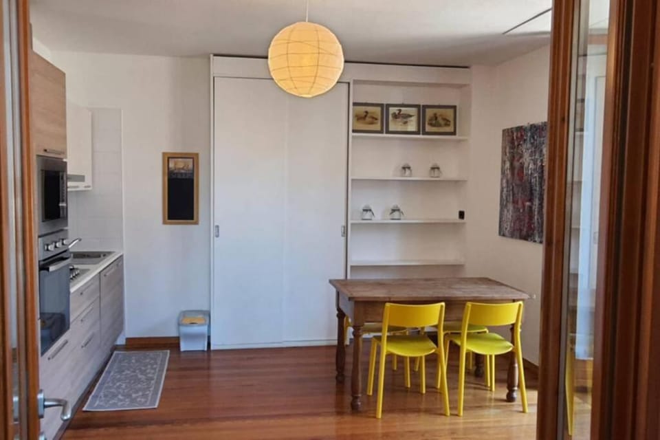 Kitchen or kitchenette, Dining area, oven