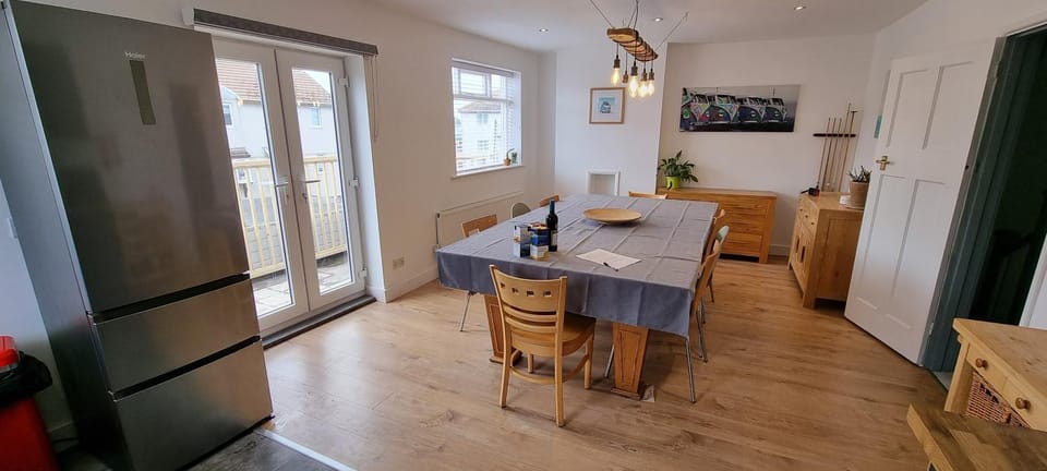 Kitchen or kitchenette, Seating area, Dining area