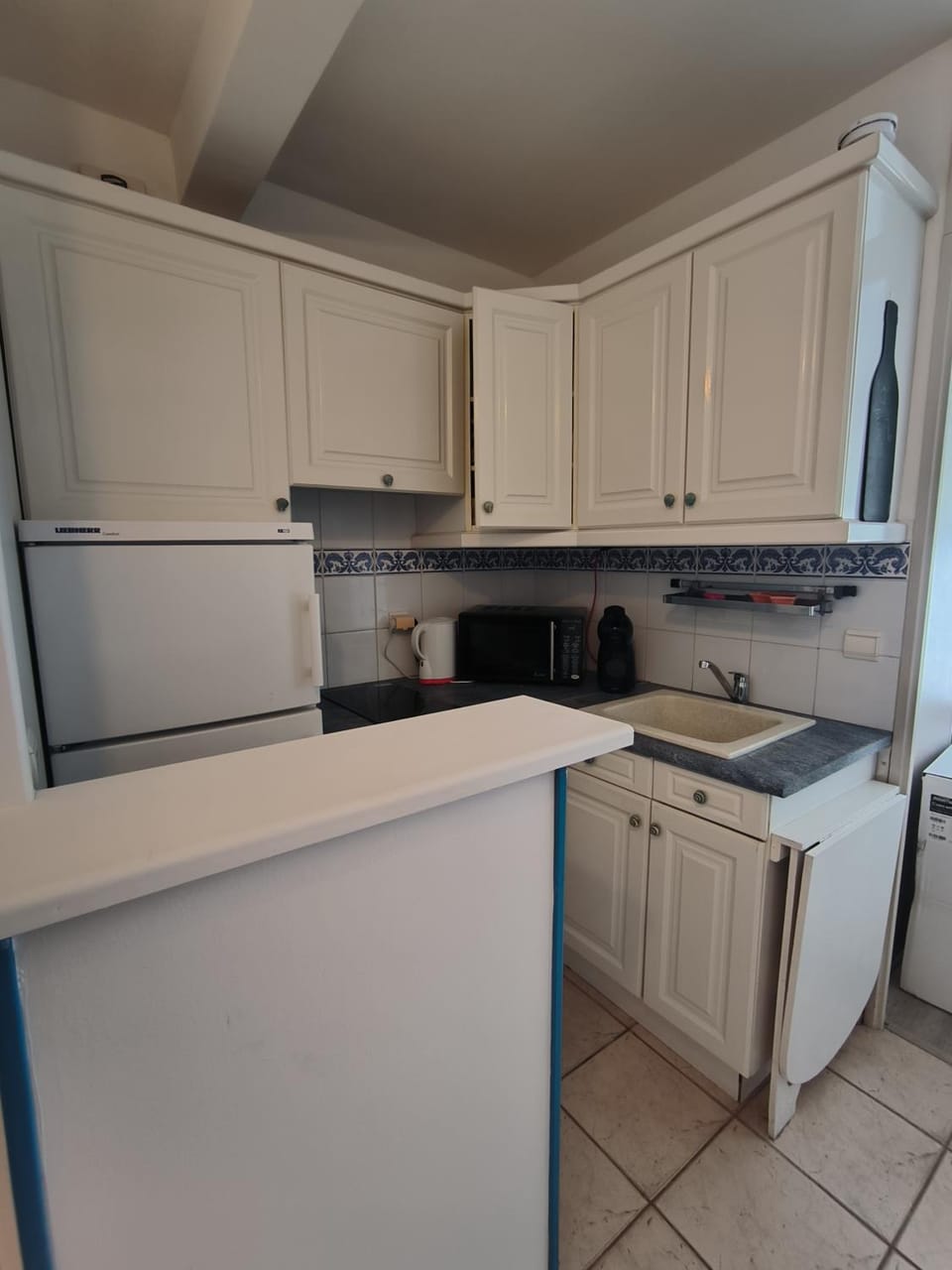 Kitchen or kitchenette, dishwasher, stove