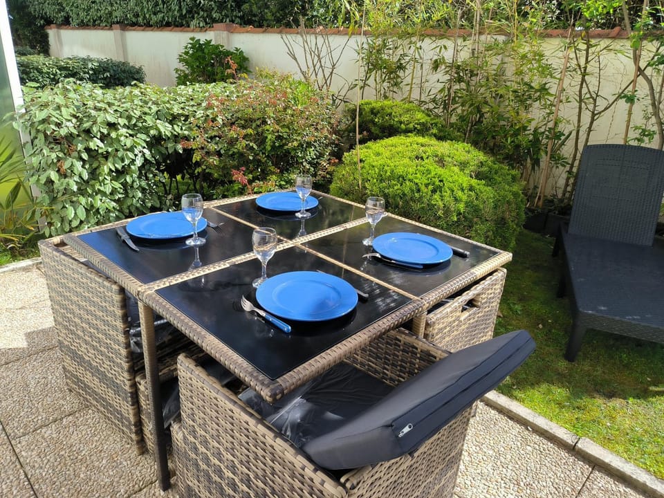Patio, Spring, Day, Garden, Living room, Seating area, Dining area, Garden view