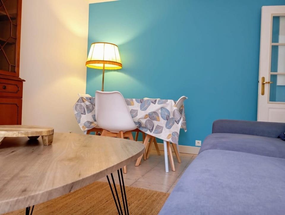 Bed, Living room, Seating area, Dining area, Bedroom
