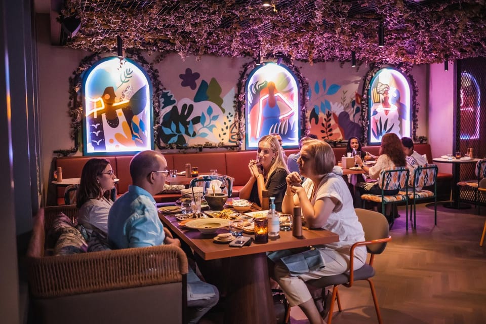 Restaurant/places to eat, Food, group of guests