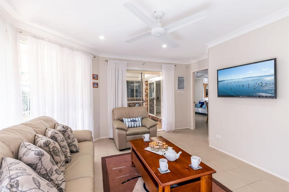 The Bay House, 48 Government Road Shoal Bay Ducted air conditioning 5 bedroom holiday home with Wi Fi Foxtel House in Shoal Bay