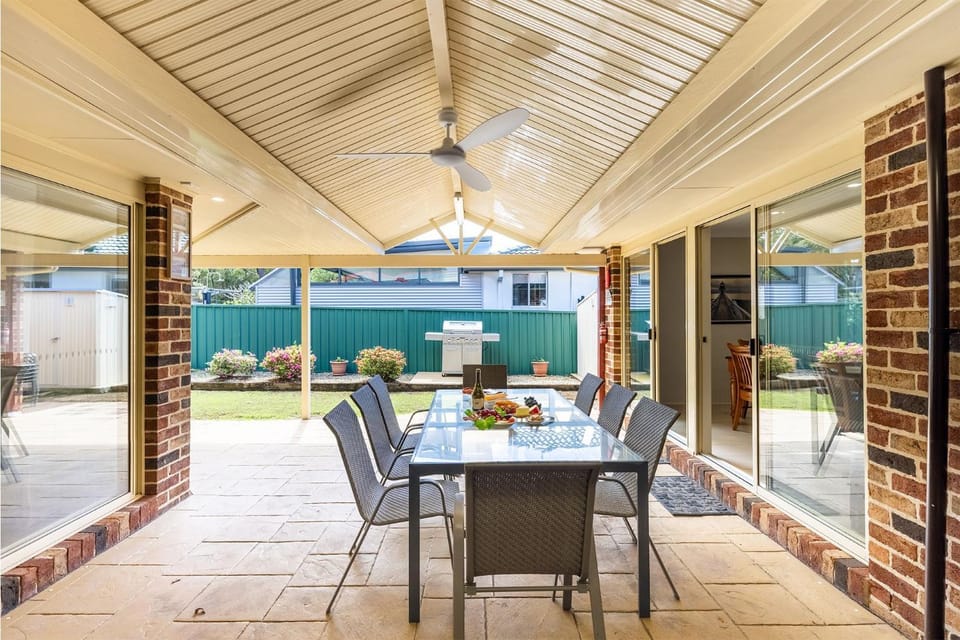 The Bay House, 48 Government Road Shoal Bay Ducted air conditioning 5 bedroom holiday home with Wi Fi Foxtel House in Shoal Bay