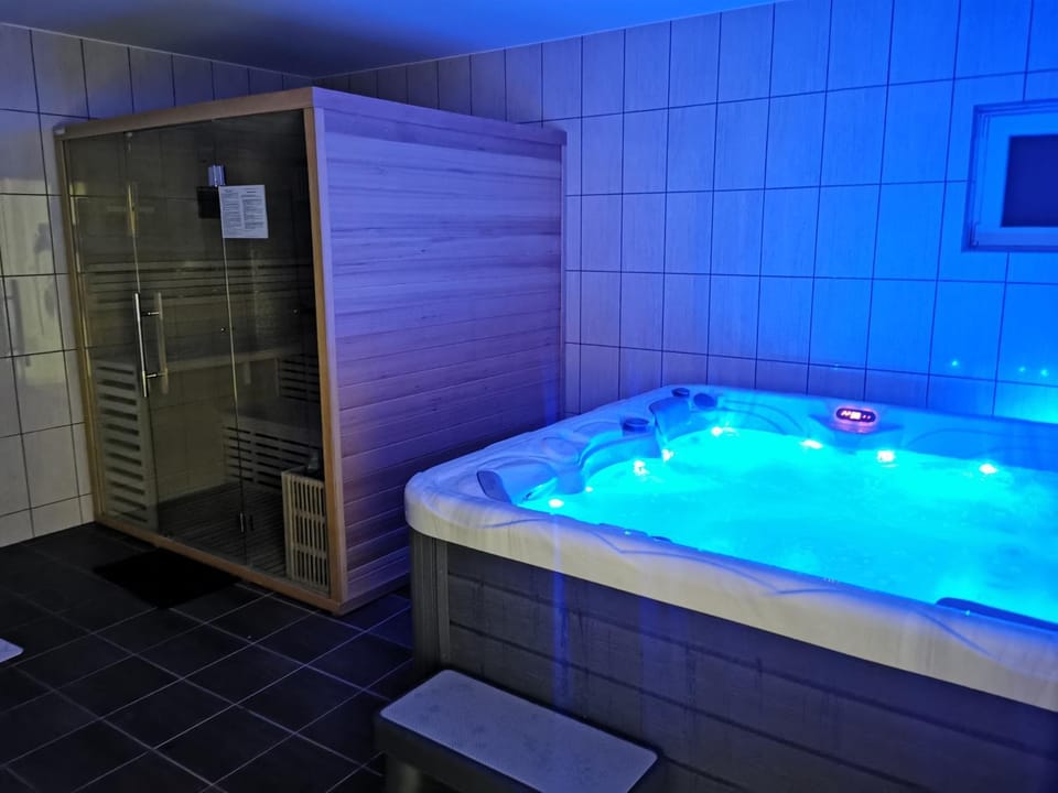 Hot Tub, Sauna, Spa and wellness centre/facilities, Swimming pool