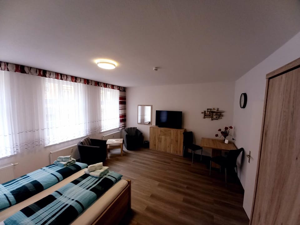 TV and multimedia, Living room, Seating area, Bedroom