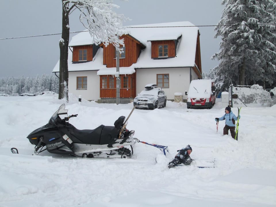 Facade/entrance, Skiing