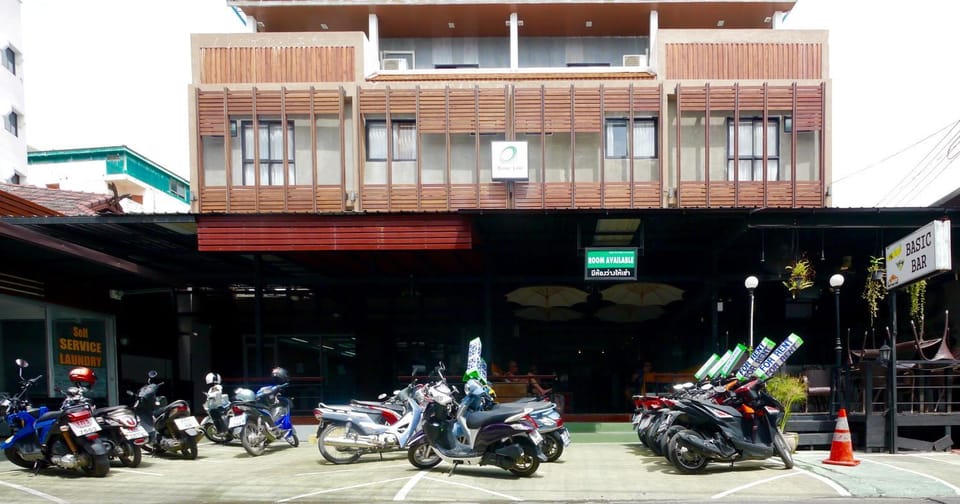 Patio, Facade/entrance, Off site, On-site shops, Lobby or reception, Lounge or bar, City view, Landmark view, Mountain view, Street view, Alcoholic drinks