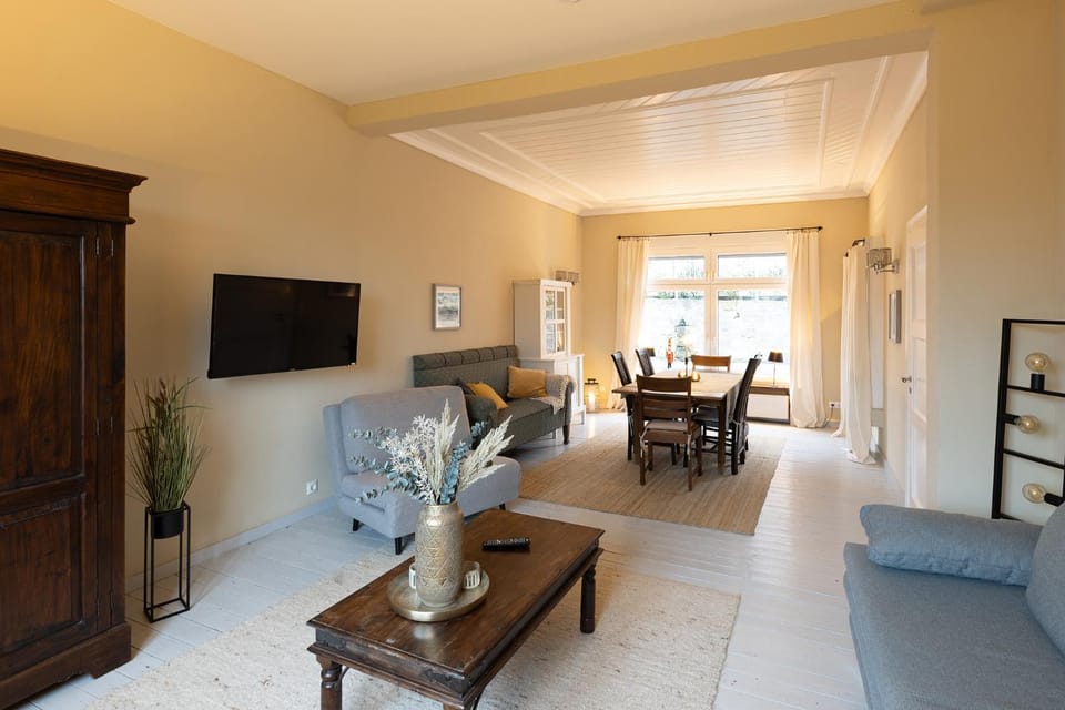 Communal lounge/ TV room, TV and multimedia, Living room, Seating area, Dining area, Evening entertainment