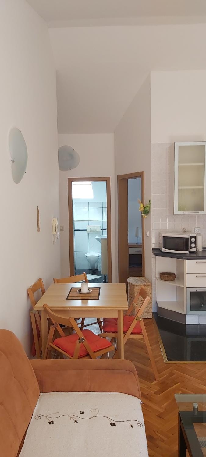 Seating area, Dining area, Lunch