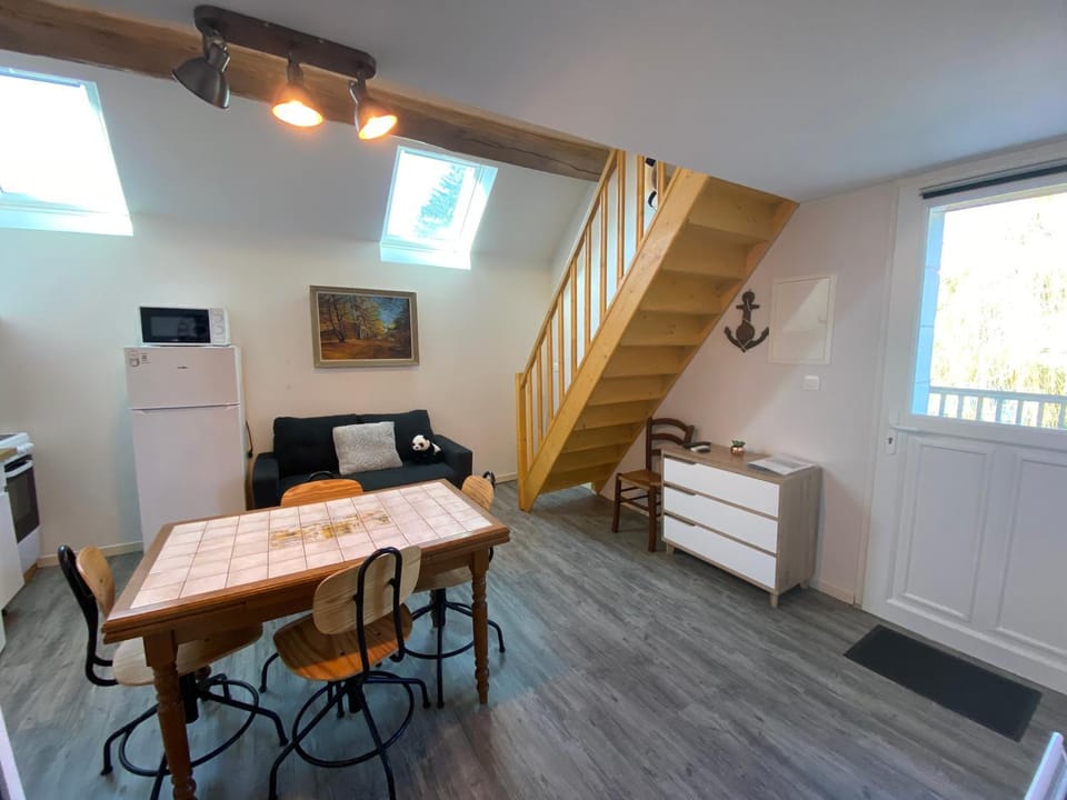 TV and multimedia, Kitchen or kitchenette, Living room, Seating area, Dining area