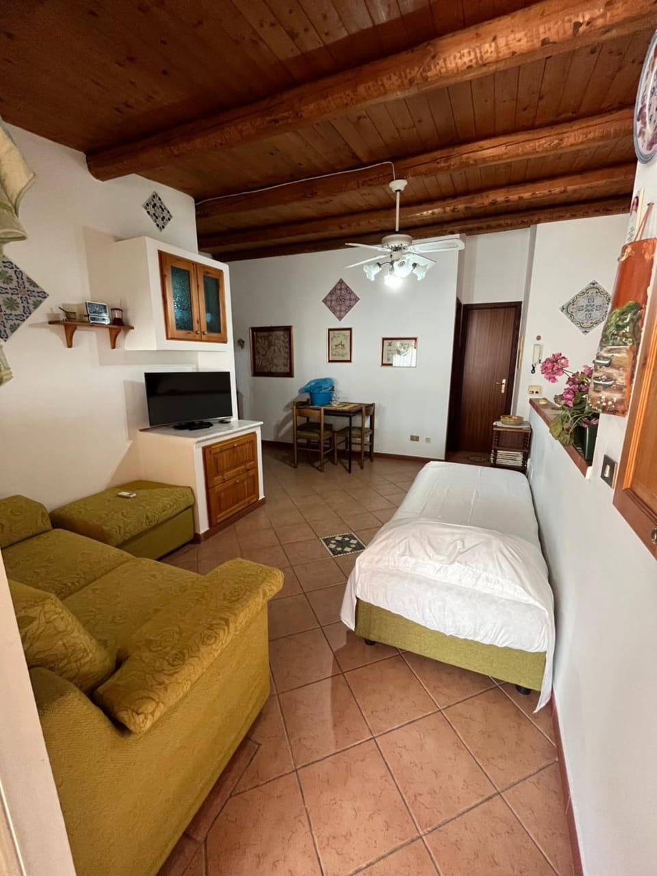 Bed, Seating area