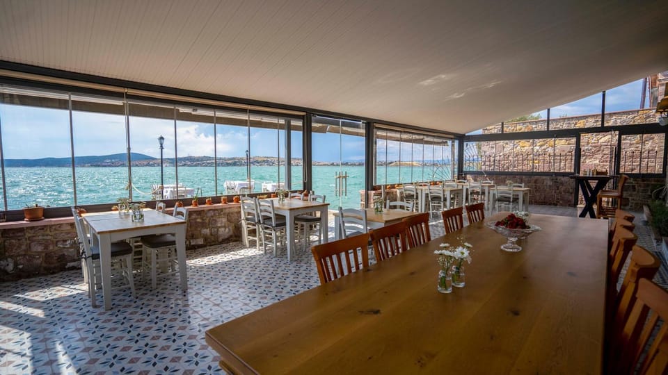 Restaurant/places to eat, Natural landscape, Lounge or bar, Seating area, Sea view