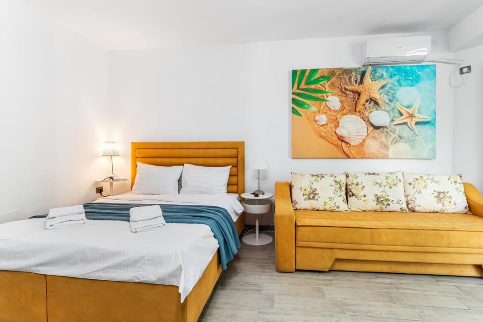 Bed, Seating area