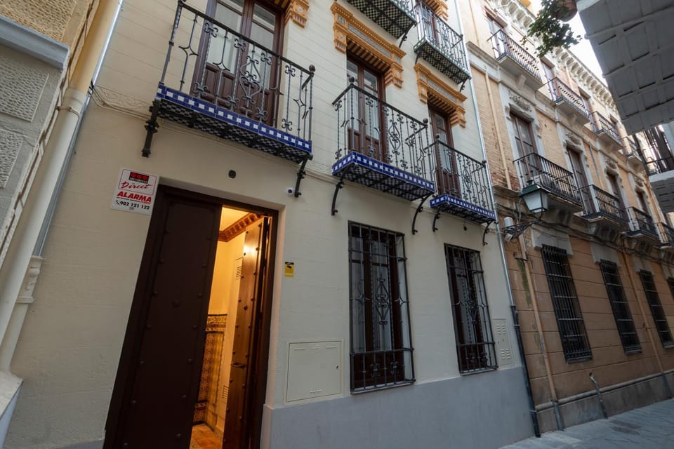 Facade/entrance, Neighbourhood