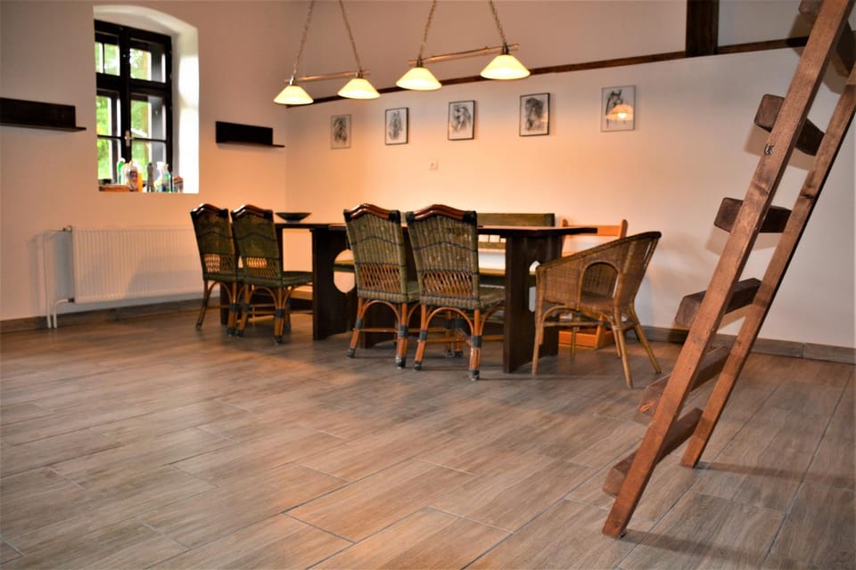 Seating area, Dining area