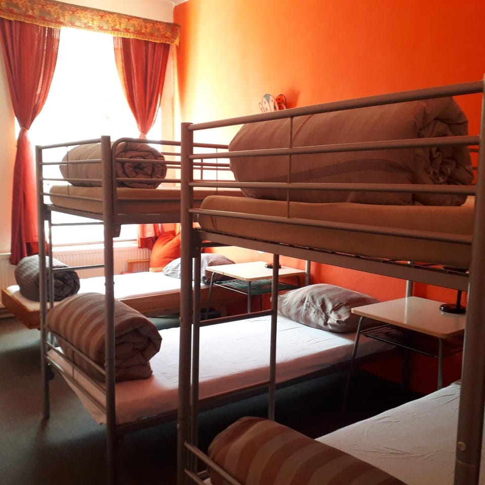 Bedroom, bunk bed