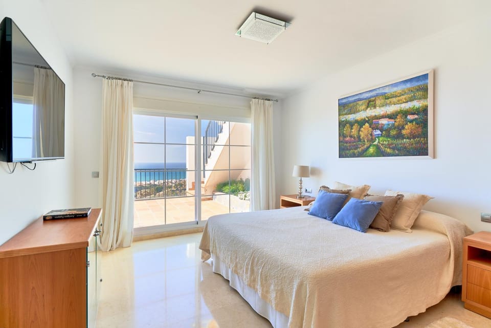 Bed, Natural landscape, TV and multimedia, Photo of the whole room, Bedroom, Sea view