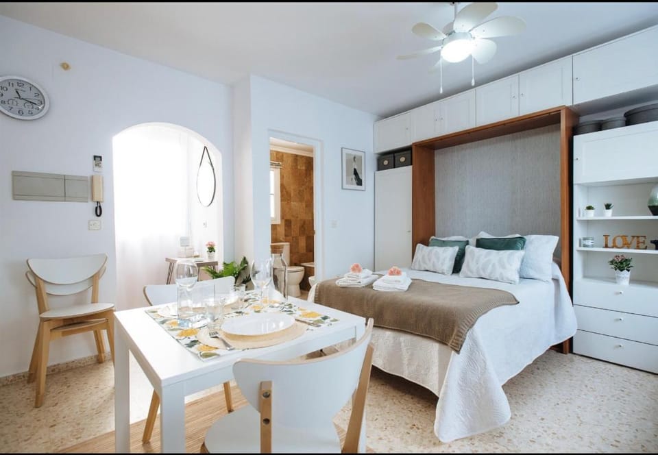 Bed, Photo of the whole room, Dining area, Bedroom