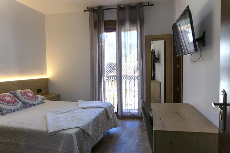 Bed, TV and multimedia, Photo of the whole room, Bedroom