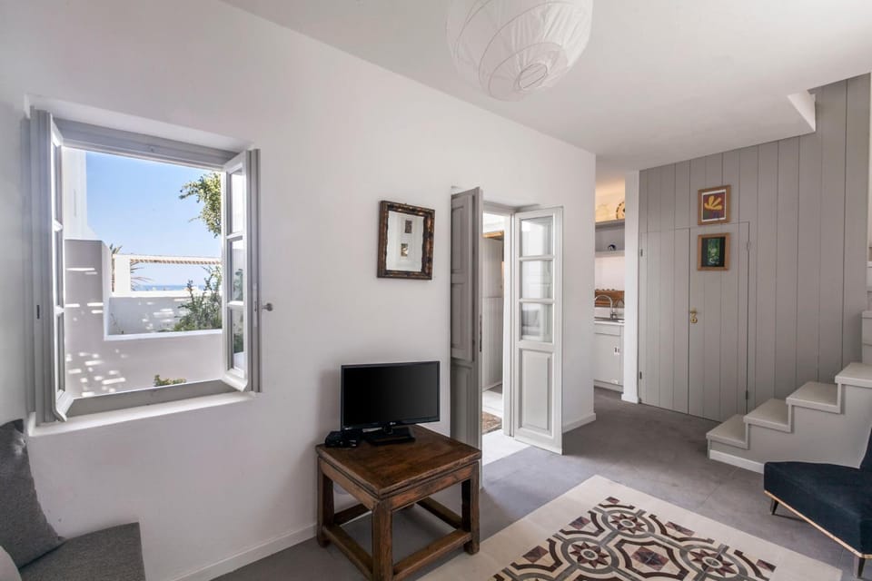 Communal lounge/ TV room, Living room, Pool view, Sea view, Sunset