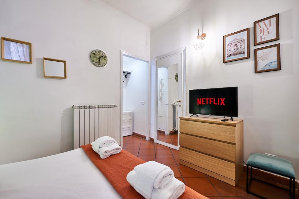 Bed, TV and multimedia, Photo of the whole room, Bedroom, towels, wardrobe